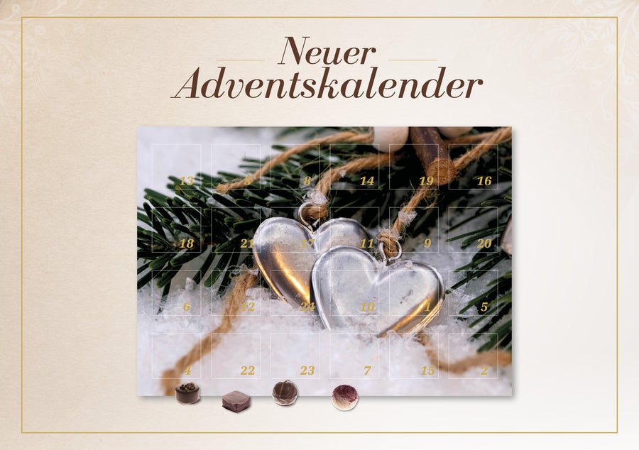 Dornauers Adventskalender mit silbernen Herzanhängern auf Tannenzweigen im Schnee als Motiv, nummerierte Türchen von 1-24, darunter Pralinen-Auswahl abgebildet