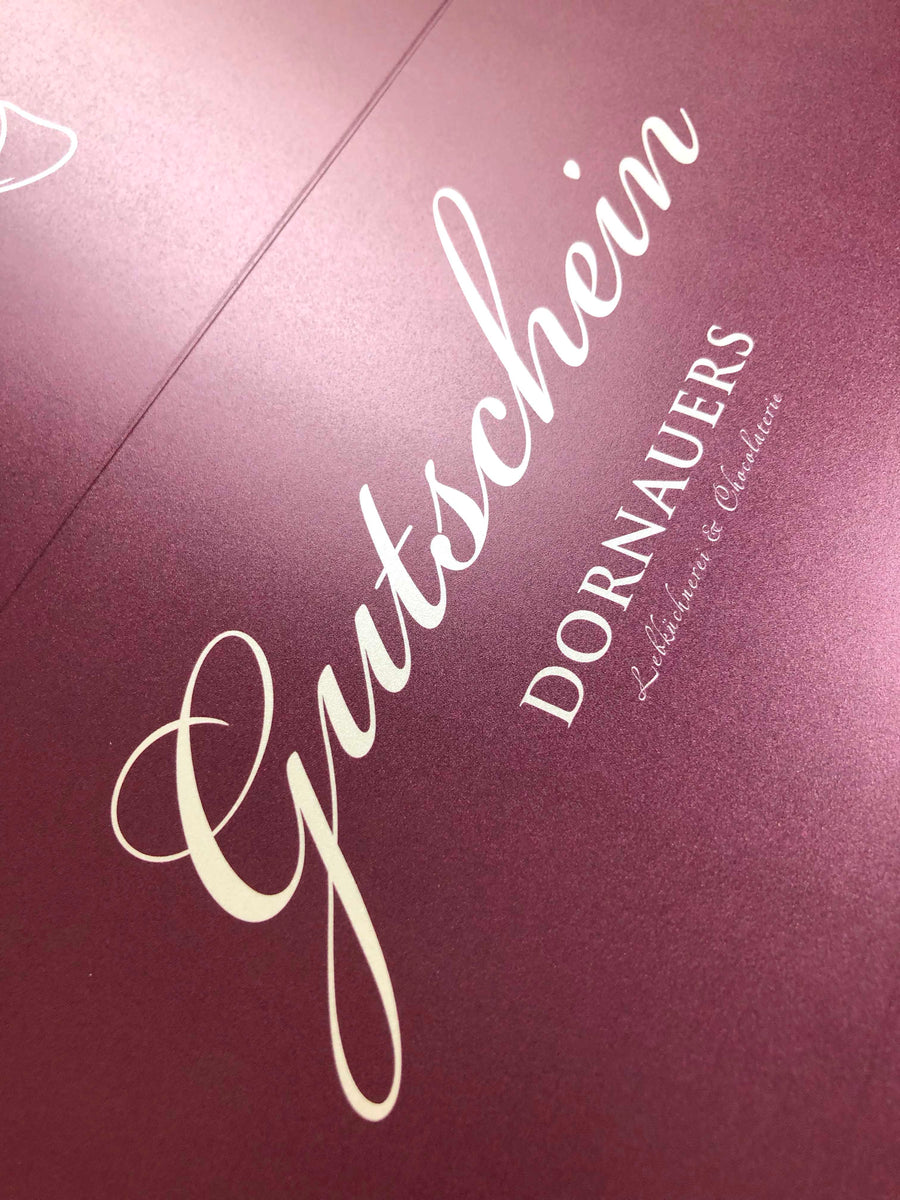 Dornauers bordeauxrote Gutscheinkarte mit geschwungener weißer Aufschrift  