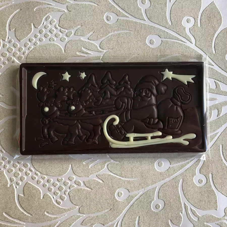 Dornauers Weihnachtstafel Zartbitter mit Weihnachtsmann im Schlitten und Rentieren Motiv, verziert mit weißer Schokolade