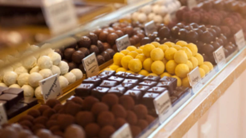 Vitrine mit verschiedenen handgefertigten Pralinen und Schokoladenspezialitäten